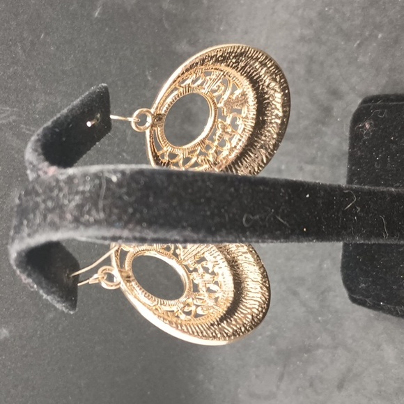 Cream color round cut out dangle earrings - Picture 3 of 3